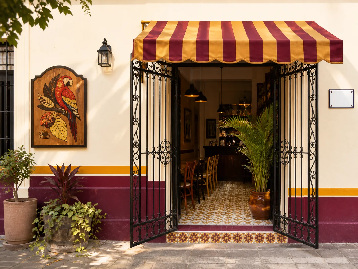 La fachada de Café Guacamaya con el rótulo pintado a mano y la reja de hierro abierta